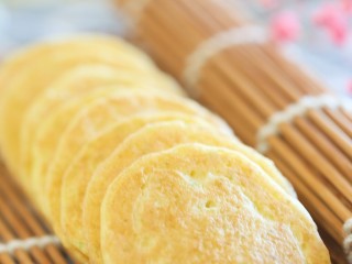 11、8m+小米饼(宝宝辅食),这样就做好啦!简单又快手,放到温热就可以给娃用手拿着吃了哈~