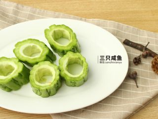 2、苦瓜酿土豆泥,苦瓜切段，镂空中间部位备用
