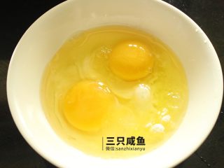 9、苦瓜酿土豆泥,蒸苦瓜期间，打两个鸡蛋，放入适量生粉和面粉不停地搅拌，搅至粘稠为止