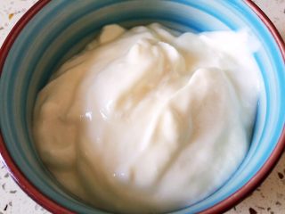 1、牛油果香蕉奶昔,自制酸奶称重