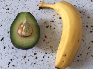 2、牛油果香蕉奶昔,准备水果配料