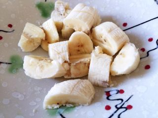 4、牛油果香蕉奶昔,香蕉切段