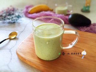 8、牛油果香蕉奶昔,装杯饮用吧，搭配面包、蛋糕做的早餐很棒哦！