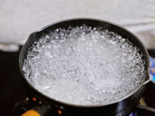 3、可以吸着喝的杨枝甘露,将西米全部倒入后,先搅至散开后,大火15分钟