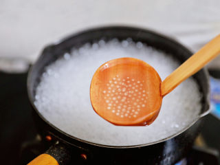 4、可以吸着喝的杨枝甘露,煮到西米剩下一点点的白芯时关火