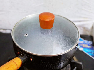 5、可以吸着喝的杨枝甘露,盖上盖子,焖至西米全变成透明