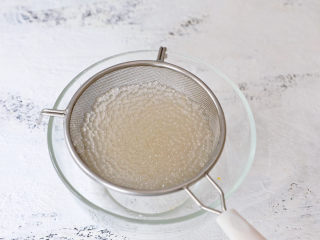 6、可以吸着喝的杨枝甘露,将变成透明的西米捞出过凉水,等西米变凉后再捞出沥干水分备用