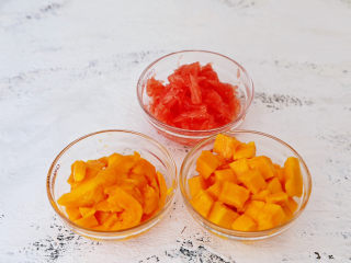 7、可以吸着喝的杨枝甘露,芒果削皮,取一小部分切成漂亮的小丁留着备用,剩下的芒果切成小块备用,西柚去皮取果肉备用
