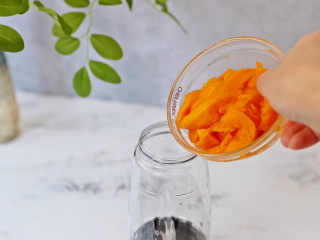 8、可以吸着喝的杨枝甘露,将那个不漂亮的芒果放入榨汁机中