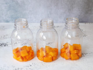 13、可以吸着喝的杨枝甘露,杯中先放入芒果丁