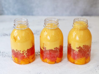 16、可以吸着喝的杨枝甘露,最后倒入奶昔,喝时摇晃均匀即可食用