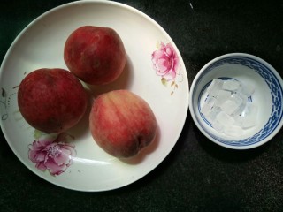 1、糖水桃汁,桃子三个，冰糖适量