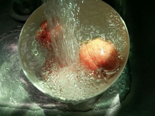 2、糖水桃汁,桃子表面用盐搓搓，冲洗干净