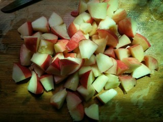 4、糖水桃汁,用刀切成小块