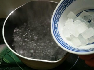 5、糖水桃汁,奶锅放入适量水烧开，水开后倒入冰糖煮至