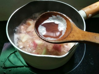 8、糖水桃汁,撇掉多余泡泡