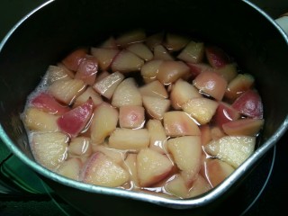 10、糖水桃汁,煮至桃肉全浮着即可