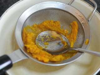 2、金秋蛋糕,所有的食材准备好，南瓜事先蒸熟后趁热用勺子压成泥，过筛，让南瓜泥更细腻。放凉备用。南瓜泥需要放入淡奶油里调色的，一定要放凉，不然淡奶油很容易融化了。