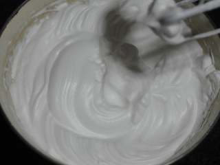 3、金秋蛋糕,南瓜泥处理好后，开始做蛋糕，鸡蛋将蛋清蛋黄分离后，蛋清放入无油无水的盆里，分两次加入60毫升白糖，用打蛋器打至硬性发泡，提起打蛋器，蛋白糊出现硬挺的直立三角形即可。