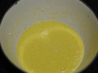 4、金秋蛋糕,蛋黄用打蛋器打散后加入油和牛奶，搅打均匀。