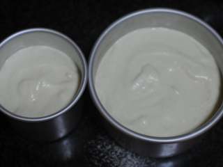 7、金秋蛋糕,拌匀的蛋糕糊舀入蛋糕模具，我用了一个四寸和一个六寸的活底蛋糕模。蛋糕糊装入7分满即可。