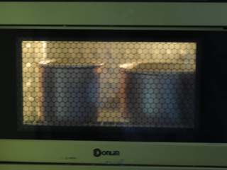 8、金秋蛋糕,将两个蛋糕模放入烤箱，下层，150度，4寸蛋糕烤40分钟，6寸蛋糕烤50分钟，两个可以同时烤，40分钟的时候将4寸蛋糕模具取出来倒扣即可。