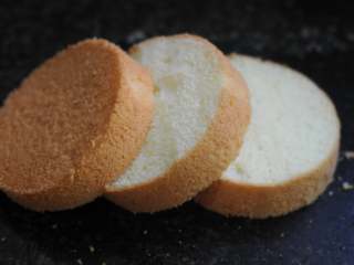 9、金秋蛋糕,烤好的蛋糕连模具一起放在晾架，彻底晾凉后用刀将两个蛋糕都切成均匀的三块。