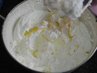 10、金秋蛋糕,400克淡奶油倒入无油无水的容器，加入30克糖，因为是给孩子吃的，所以糖特意减少了点，将淡奶油打至硬挺。