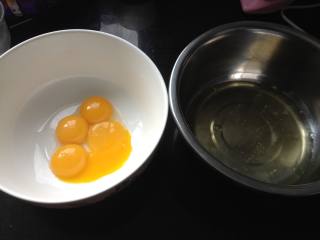 1、抹茶肉松蛋糕卷,蛋白、蛋黄分离