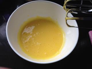 2、抹茶肉松蛋糕卷,蛋黄中放10克糖打发到浓稠,颜色变浅