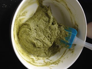 6、抹茶肉松蛋糕卷,翻拌均匀,备用