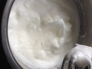 7、抹茶肉松蛋糕卷,蛋白加醋分3次加糖打到湿性发泡