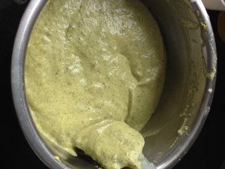 9、抹茶肉松蛋糕卷,再倒回蛋白中翻拌均匀