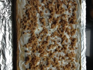 12、抹茶肉松蛋糕卷,放微热后铺上锡纸翻面,涂上酸奶,撒上肉松