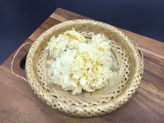 1、冰糖银耳雪梨粥,主要食材：银耳