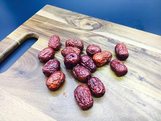 3、冰糖银耳雪梨粥,辅助食材：大枣