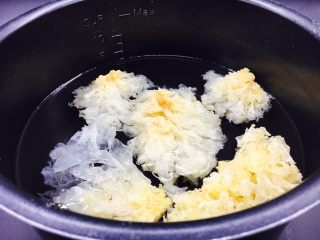 7、冰糖银耳雪梨粥,银耳用清水泡发半个小时。