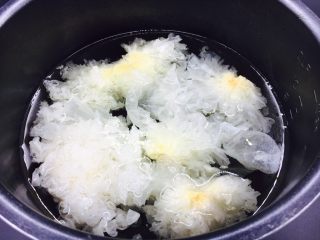 8、冰糖银耳雪梨粥,泡到银耳舒展即可