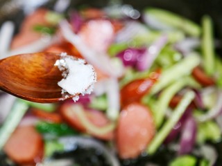 8、好吃到爆的火腿意面,加盐