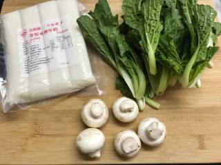 1、绣花锦蘑菇汤年糕,准备好材料。