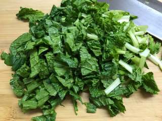 2、绣花锦蘑菇汤年糕,绣花锦菜洗干净后切碎。