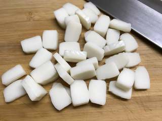 3、绣花锦蘑菇汤年糕,年糕切成厚薄差不多的片。