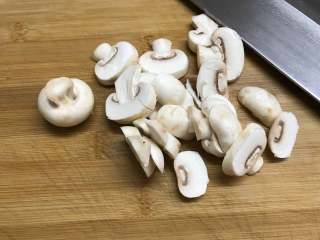4、绣花锦蘑菇汤年糕,蘑菇洗净后切成片。