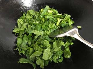 8、绣花锦蘑菇汤年糕,锅中再倒入适量油放入绣花锦翻炒。