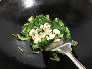 9、绣花锦蘑菇汤年糕,加入蘑菇一起翻炒。