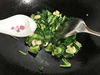 10、绣花锦蘑菇汤年糕,加入少许盐调味后盛出。