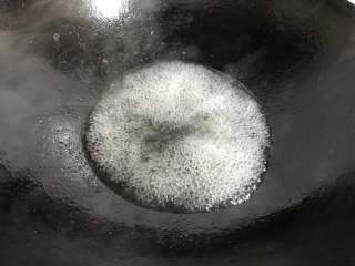 11、绣花锦蘑菇汤年糕,锅中放入适量水煮开。