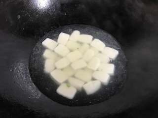 12、绣花锦蘑菇汤年糕,水开后放入切片的年糕煮开。