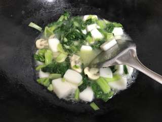13、绣花锦蘑菇汤年糕,待年糕开始变软后放入绣花锦蘑菇拌匀后即可。