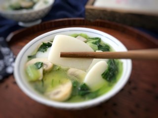 14、绣花锦蘑菇汤年糕,润滑、粘而不糊的绣花锦蘑菇汤年糕。